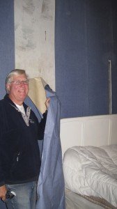 Jack demonstreert "tepiet" (behang) in bruidssuite