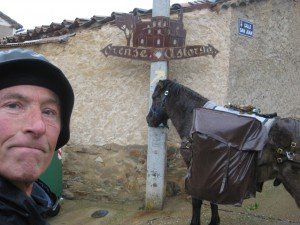 Granja de Moreruela. Naar Santiago is naar links, naar het westen. Naar Frankrijk is naar rechts