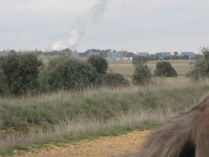In de verte de zonnepanelen en de beschaving ( rookpluim)