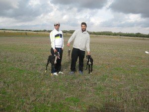 Trotse jagers met greyhounds-hazewindhonden en konijn