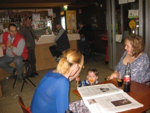 Café met peuter die de mollie maakt