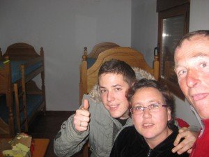 Jong koppel brengt mij hondenvoer in Albergue