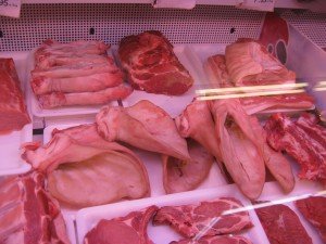 Eten kopen voor morgen. Varkensoren en -poten en alles wat er tussen zit