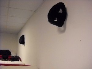 Drogende onderbroeken op warme lucht ventilatiepijp in slaapzaal