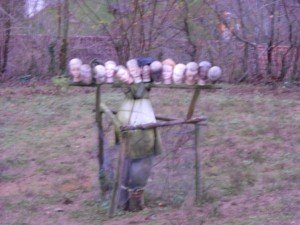 Keramiek hoofdjes. Artistiek element in de wildernis