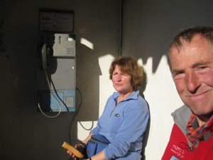 Tussenstop in een telefoonhuisje, heerlijk in de zon
