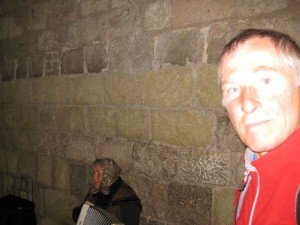 Afwisselend in mineur en in majeur spelende accordeoniste onder de stadspoort. Heb ik ook gefilmd