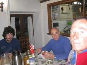 Hospess tijdens ontbijt woensdagochtend in Grañon