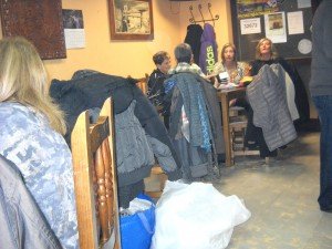 Café stampvol op zondag rond de "noon" (middag)