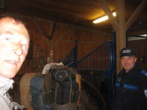 Politieman brengt mij 10 km. verder naar paard