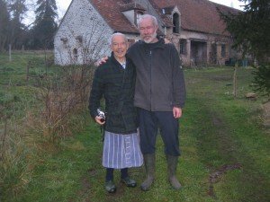 Huisbaas nog in kamerjas, met zoon