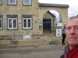 Nieuwbouw met traditionele elementen, zoals mergel, blauwsteen en ronde toegangspoort