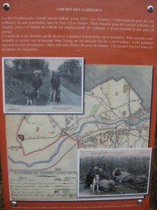 Bord bij de grensbeek met foto's over vroegere grensbewaking
