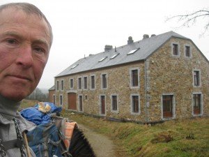 Modern huis in Maaslandse stijl:breuksteen, zware raam-en deurlijsten van Namense steen, hoekstenen