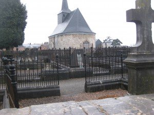 Typisch hoeveel graven hier omgeven zijn met een hekje. Voor mij een nieuw fenomeen
