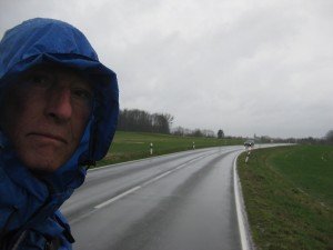  Constant rain also the car & # 039;. s splashing us wet 
