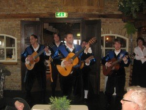 Feest Mm. Alice met band