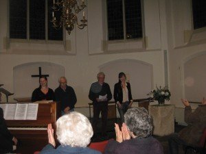 Culturele avond. Siep demonstreert zijn zangtalent in Doetinchem