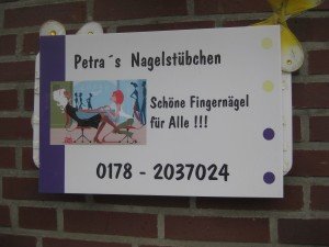 De buurvrouw van Jos. Doet denken aan de mop van de sportclub over de hond die tegen de vrouw van de baas op sprong en daarom zijn nagels kreeg geknipt. ( gekuiste versie)
