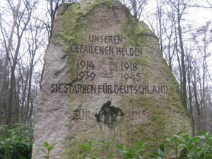 Het in het bos verborgen oorlogsmonument voor de Duitse gevallenen