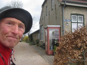 Duitse humor: bij bushalte staat een skigondel mit Einlage