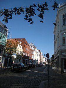 Waarom hangen die schoenen boven de straat? Noord-Duitse humor?