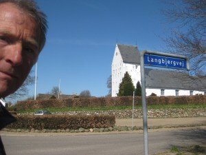 Kerkje v Oster Loghum. In deze straat logeer ik
