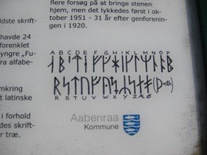 Bij een steen met runetekens stond dit bord met verklaring van het runeschrift