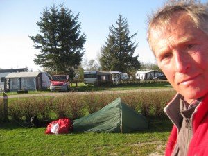Wandelen met je huis op de rug. Huis is weer opgezet
