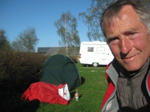 Bagage past niet meer in tent: onder rode regencape