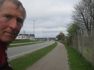 De snelste weg was ook de saaiste: fietspad langs 4-baansweg, hele dag