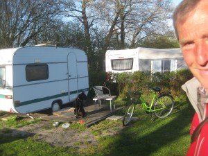 Met de fiets van de bazin ga ik eten en internetten in Hadsund