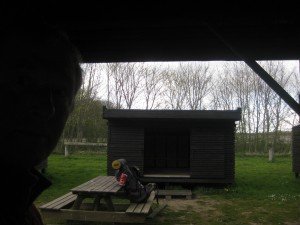 Bivakhut met schuifdeuren nog dicht in de avond