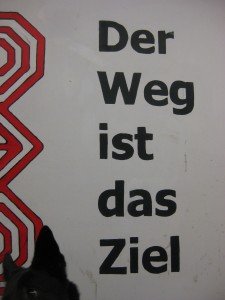 Poster op treinstation Soltau. Het doel bepaalt de weg!