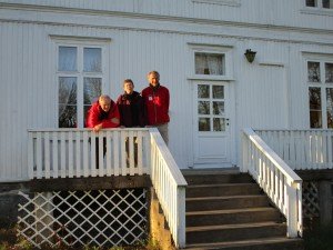 Even poseren op bordes van pastorie van Eidsvol vóór vertrek