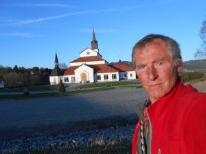Kerkje Veldre dichterbij, beetje scheef gefotofrafeerd!