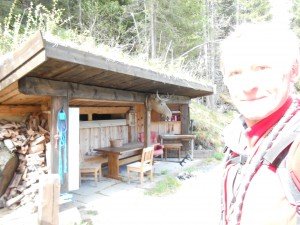 Goed geoutillerde schuilplek, met vuurplek, elandenhoofd en koffie