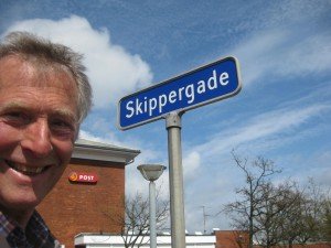 Als je de g en de k verwisseld heb je Deens. En dan natuurlijk meestal met een eu-klank ertussen. Heel simpel