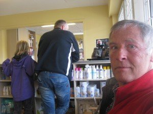 Ff , na 4 uur wandelen zonder eten/drinken, mijn caffeïneshot toedienen in een snackbar bij de bushalte
