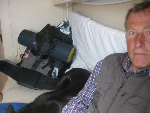 Tosca vindt het wel gezellig in haar hut op de boot