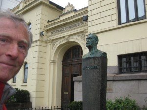 Toevallig kwam ik langs het instituut van de Nobelprijs in Oslo. Dat is de rechtse op de foto