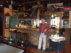 Binnen in oude station, bruin café