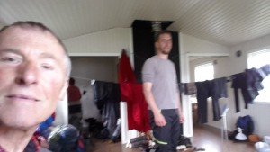 Wachten op boot naar Kilpisjärvi in Finland, samen met 3 Zweden en Fins gezin. Kachel gestookt en alles te drogen gehangen tijdens lunch