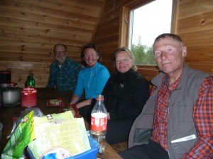 Overnacht in hut Stjuultjie met Duitser, op achtergrond. Zweeds koppel in midden gaat verder