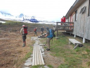 Lunchen naast de hut van Maria, onze camera's opladen en 2 dames worden opgehaald per helikopter