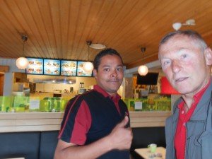 Tosca ophalen in restaurant Sybilla waar hondenoppas David werkzaam is