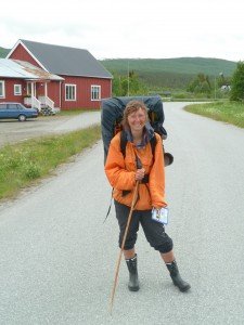 Bij herhaling komen wij de "oranje" Zuid-Zweedse tegen, die ook de Kungsleden loopt, om de drukte van de stad te ontvluchten. Zij tent.