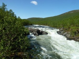 Han maakt sauna klaar van hut Rävfallstugan
