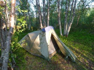 Han ontwaakt in zijn tent in Rävfallstugan