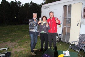 Rudi en Paulette toasten champagne op het behaalde eindresultaat